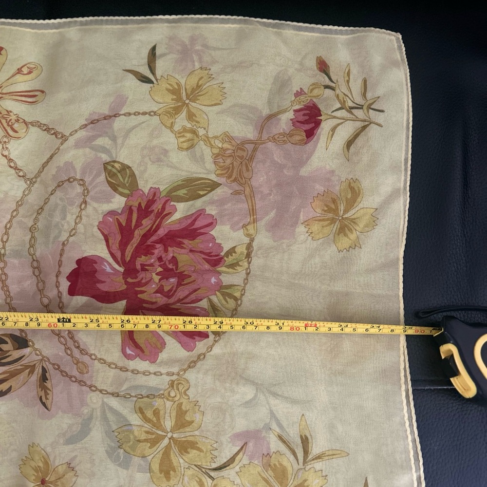 Beautiful Wensli 100% silk floral design scarf.
New in box with tags. 70x20 - Picture 5 of 9